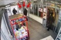 Өскеменде бірнеше рет дүкеннен ұрлық жасаған күдіктілер бейнебақылау арқылы қолға түсті  (ВИДЕО)