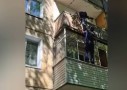 Өскеменде полиция қызметкерлері зейнеткер әйелге балкон арқылы кіріп көмектесті (ВИДЕО)
