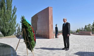 Қасым-Жомарт Тоқаев 1916 жылғы үркіншілік құрбандарына арналған ескерткішке гүл шоғын қойды