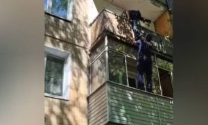 Өскеменде полиция қызметкерлері зейнеткер әйелге балкон арқылы кіріп көмектесті (ВИДЕО)