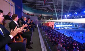 Президент бокстан Әлем кубогының финалын жанкүйерлермен бірге тамашалап отыр