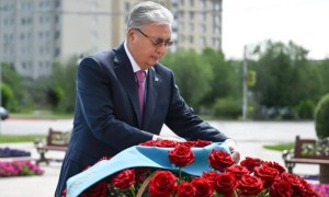 Президент Әлия Молдағұлованың мемориалдық ескерткіш кешеніне гүл шоғын қойды