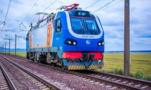 Алматы маңында пойыз екі адамды басып кетті