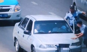 Шымкентте полицей өз өмірін қатерге тігіп, қауіпті жүргізушіні тоқтатты (ВИДЕО)