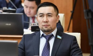 «Отқа май құю шариғатқа қарсы»: Ардақ Назаров қазақтың ырымын қолдамайтынын айтты (ВИДЕО)