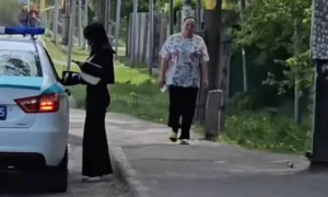 Жасөспірім қызды көлігімен жеткізіп салғысы келген полицейлер жұмыстан қуылды (ВИДЕО)