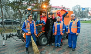 Алматыда аула сыпырушыларға суперқаһармандар көмектесті