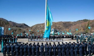 Алматыда Республика күніне орай Мемлекеттік ту көтерілді