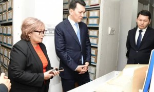 Ерлан Қарин Орталық мемлекеттік архивтің қызметімен танысты