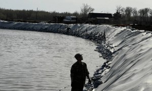 Орал қаласында су басқан саяжайлардан 4 адам құтқарылды (ВИДЕО)