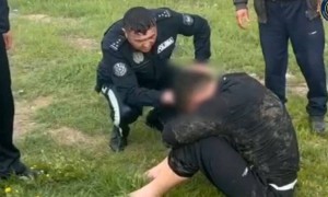 «Құлынын құтқарамын» деп суға ағып кете жаздады (ВИДЕО)