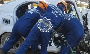 Құтқарушылар жолаушының денесін жеңіл көліктен алып шықты