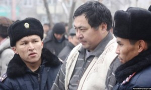 Украинадан 6 жылдан соң оралған Ермек Нарымбайды әуежайдан полиция әкетті