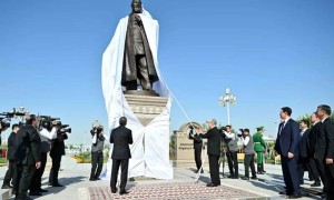 Қасым-Жомарт Тоқаев пен Гурбангулы Бердімұхамедов Ашхабадтағы Абай ескерткішін салтанатты түрде ашты