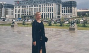 «Жүрегім сезеді, балаларым тірі»: тағы бір әйел 38 жыл бұрын егіз қызын дәрігерлер шетелге сатып жіберді деп күдіктенеді