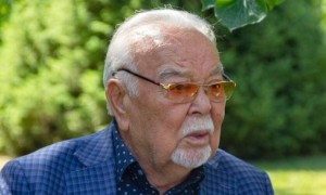 «Асқарәлі екеуміз мектепке бір шалбар мен бір тонды кезектесіп киетінбіз» - Асанәлі Әшімов