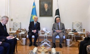 Қасым-Жомарт Тоқаев пен Шахбаз Шариф шағын құрамда келіссөз жүргізді