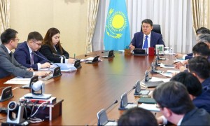 Қанат Бозымбаев ЭКСЖ бойынша артта қалған жобаларды жеделдетуді талап етті