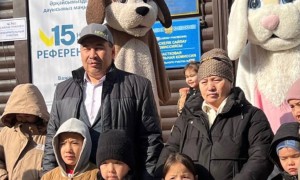 Алматыдағы №361 сайлау учаскесінде отбасыларды қуыршақ театры мен ұзын бойлы қуыршақтар қарсы алды