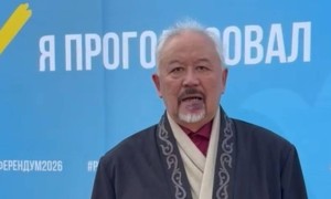 Поэт Адильгазы Кайырбеков одним из первых проголосовал на референдуме в Алматы