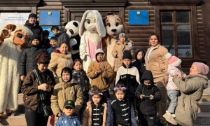 Ростовые куклы и кукольный театр встретили семьи на одном из избирательных участков в Алма