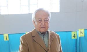 Председатель Союза писателей Казахстана Мереке Кулькенов также сделал свой выбор