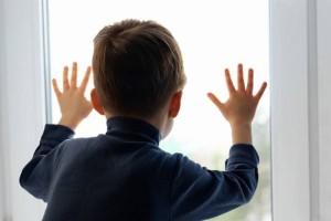 Министрлік терезеден қанша бала құлап, қаза тапқанын мәлімдеді (ВИДЕО)