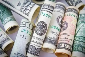 Ақша айырбастау орындарында доллар қанша теңгеден саудаланып жатыр
