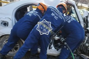 Құтқарушылар жолаушының денесін жеңіл көліктен алып шықты