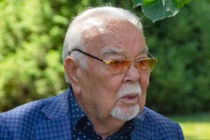 «Асқарәлі екеуміз мектепке бір шалбар мен бір тонды кезектесіп киетінбіз» - Асанәлі Әшімов