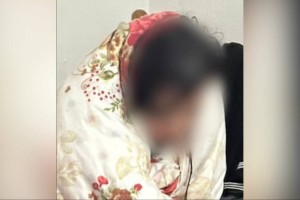 Алматыда полиция қызметкері ауладағы әжетханаға құлап кеткен қызды құтқарып қалды (ВИДЕО)