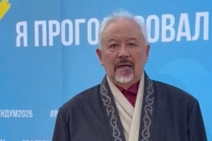 Ақын Әділғазы Қайырбеков Алматыда референдумда алғашқылардың бірі болып дауыс берді