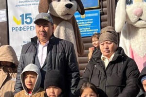 Алматыдағы №361 сайлау учаскесінде отбасыларды қуыршақ театры мен ұзын бойлы қуыршақтар қарсы алды