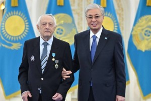 Президент Ерванд Ильинскийге «Қазақстанның Еңбек Ері» атағын тапсырды
