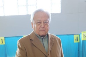 Председатель Союза писателей Казахстана Мереке Кулькенов также сделал свой выбор