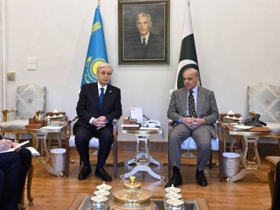 Қасым-Жомарт Тоқаев пен Шахбаз Шариф шағын құрамда келіссөз жүргізді
