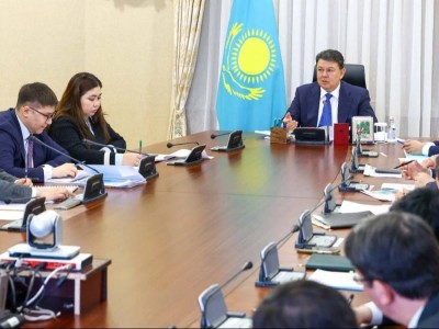 Қанат Бозымбаев ЭКСЖ бойынша артта қалған жобаларды жеделдетуді талап етті
