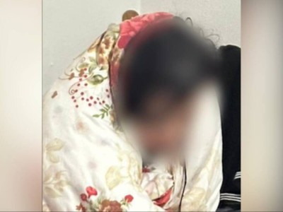 Алматыда полиция қызметкері ауладағы әжетханаға құлап кеткен қызды құтқарып қалды (ВИДЕО)