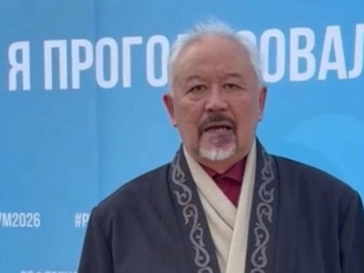 Ақын Әділғазы Қайырбеков Алматыда референдумда алғашқылардың бірі болып дауыс берді