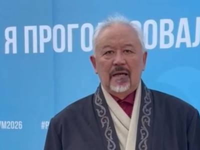 Поэт Адильгазы Кайырбеков одним из первых проголосовал на референдуме в Алматы