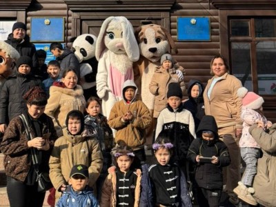 Ростовые куклы и кукольный театр встретили семьи на одном из избирательных участков в Алма