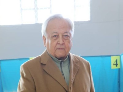 Председатель Союза писателей Казахстана Мереке Кулькенов также сделал свой выбор