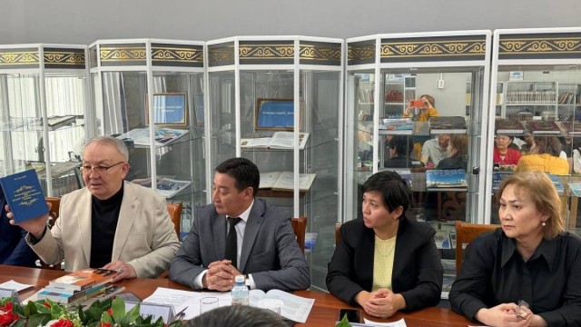 Жамбыл Артықбаев Ұлттық кітап күні қарсаңында жеке қорын архивке тапсырды