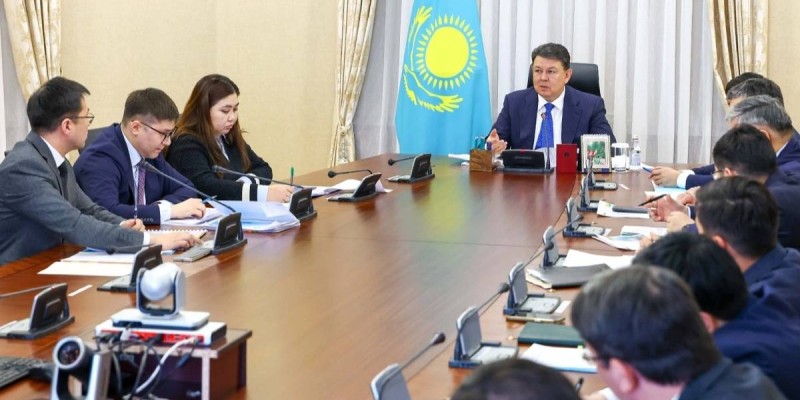 Қанат Бозымбаев ЭКСЖ бойынша артта қалған жобаларды жеделдетуді талап етті