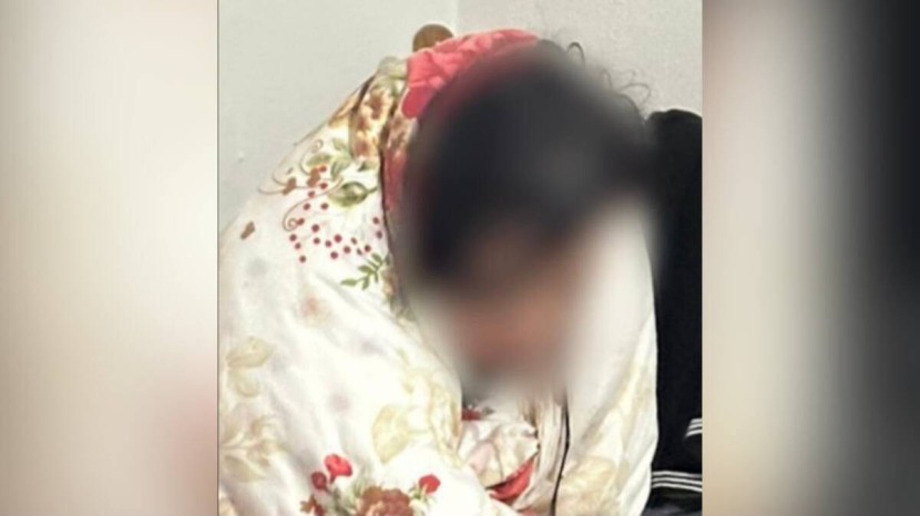 Алматыда полиция қызметкері ауладағы әжетханаға құлап кеткен қызды құтқарып қалды (ВИДЕО)