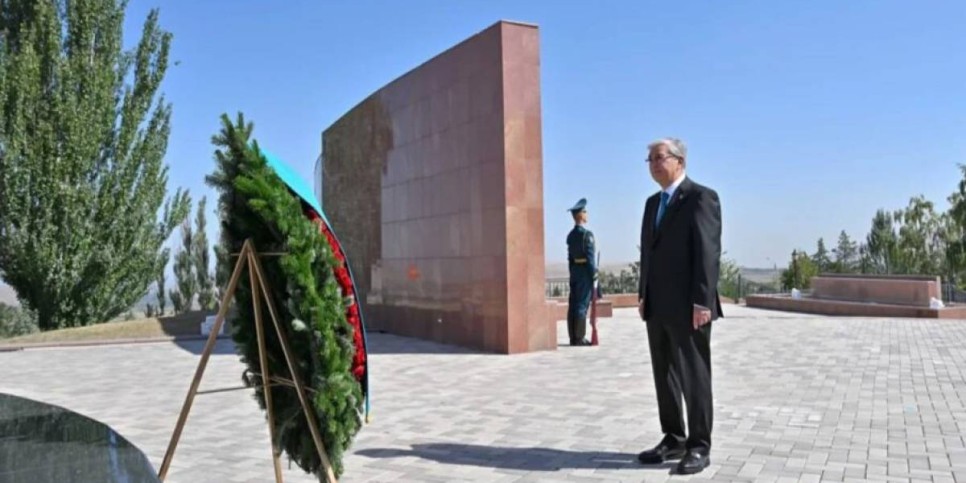 Қасым-Жомарт Тоқаев 1916 жылғы үркіншілік құрбандарына арналған ескерткішке гүл шоғын қойды