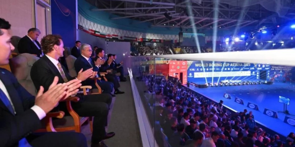 Президент бокстан Әлем кубогының финалын жанкүйерлермен бірге тамашалап отыр