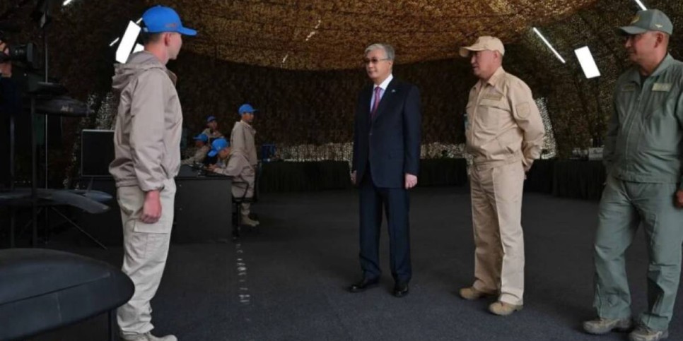 Президент FPV-дрон операторларын даярлайтын инновациялық оқу-жаттығу кешенімен танысты