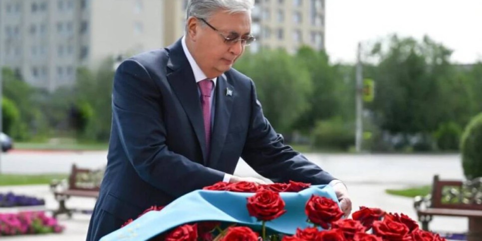 Президент Әлия Молдағұлованың мемориалдық ескерткіш кешеніне гүл шоғын қойды