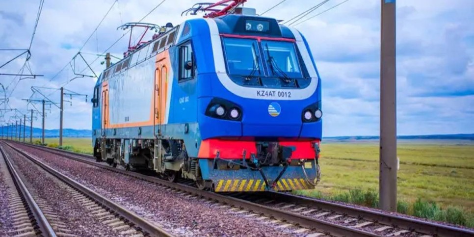 Алматы маңында пойыз екі адамды басып кетті